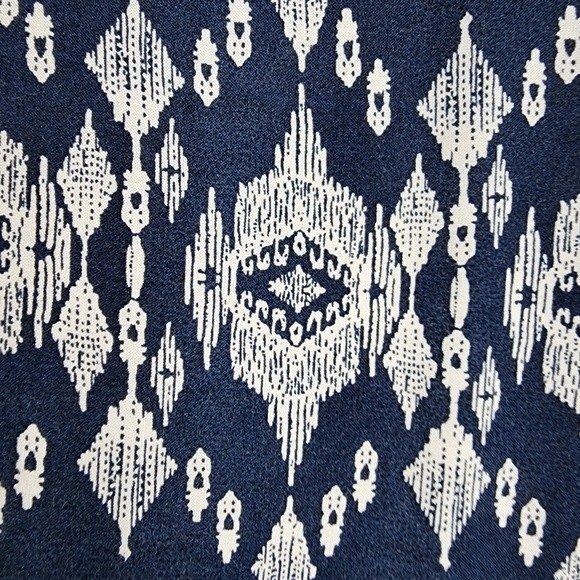 Lucy & Laurel Boho Crop Top Medium Blue White Rayon Button Back Blouse Festival - Picture 11 of 12